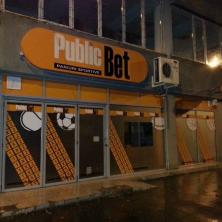 Exemplu de decorare vitrină cu autocolant în Chitila