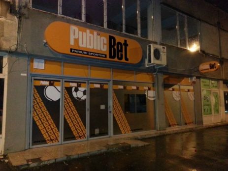 Exemplu de decorare vitrină cu autocolant în Chitila