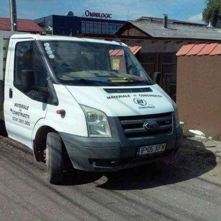 Mașină de livrare restaurant branduită cu autocolant profesional pentru clienți din Buftea
