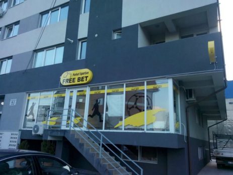 Exemplu de decorare vitrină restaurant cu autocolant sablat și printat în Constanța