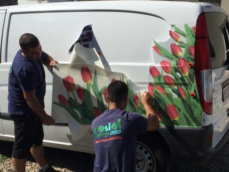 Vehicule comerciale colantate cu logo-ul unui magazin din Snagov