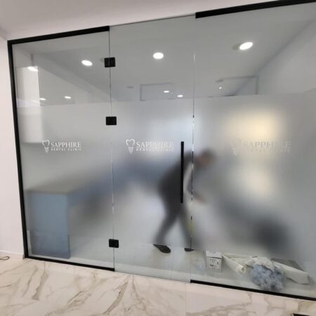 Exemplu de decorare vitrină clinică medicală în Brașov folosind folie de sablare pentru intimitate și branding profesional.